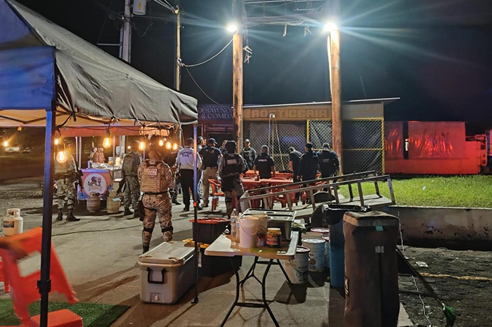 Puesto de hamburguesas en Apatzingán, donde un vendedor resultó herido durante un ataque armado.