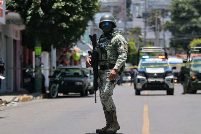 Patrullas de policía municipal resguardando las inmediaciones de una alcaldía en México.