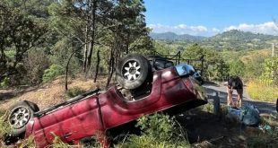 Camioneta Toyota Tacoma volcada a un costado de la carretera Tacámbaro-Paso de Morelos.
