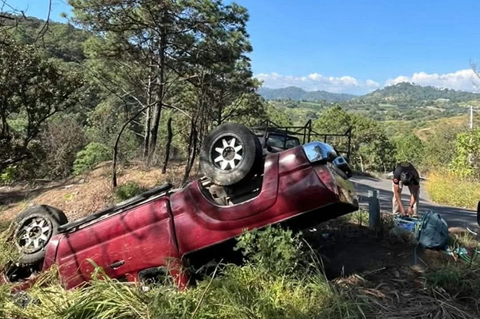 Camioneta Toyota Tacoma volcada a un costado de la carretera Tacámbaro-Paso de Morelos.