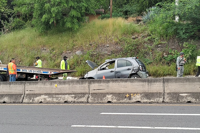 Automóvil Smart volcado en la carretera Cuatro Caminos-Apatzingán